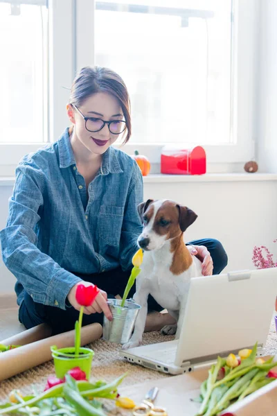 Junge Frau hält Topf mit Blume — Stockfoto