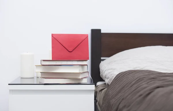 Tisch neben Bett im gemütlichen Schlafzimmer — Stockfoto