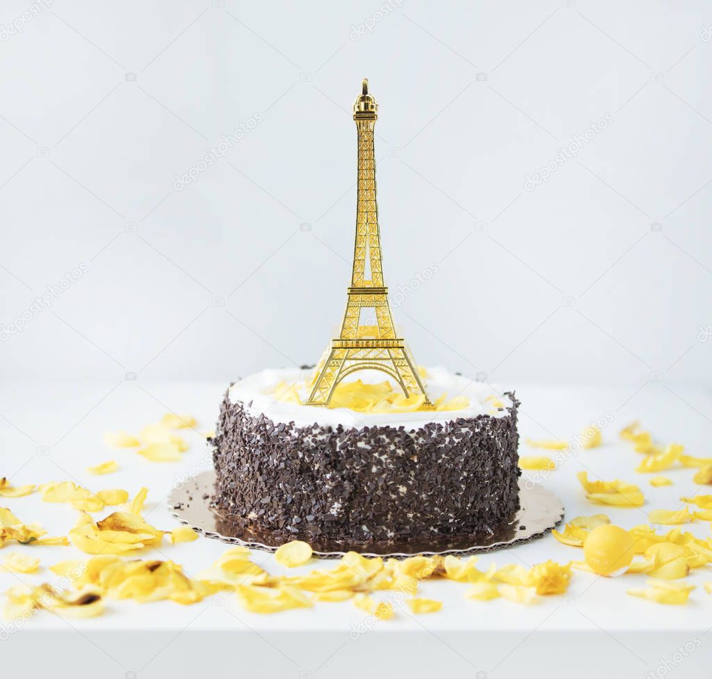 eiffel tower on chocolate cake 