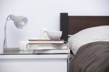 Tablo yakınındaki yatakta rahat yatak