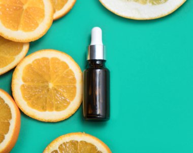 Serum şişesi ve portakal dilimleri