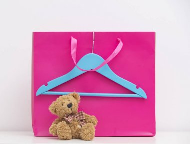 pembe alışveriş çantası ve askı