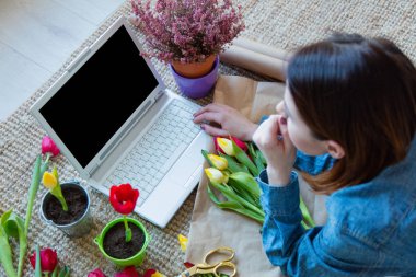 Dizüstü bilgisayar kullanan genç kadın