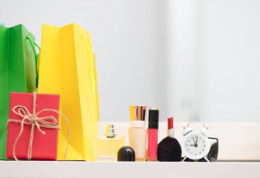 alışveriş torbaları ve makyaj seti