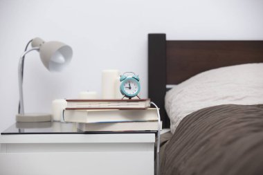 Tablo yakınındaki yatakta rahat yatak