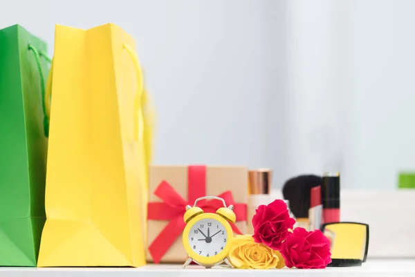 Bolsas de compras y maquillaje conjunto — Foto de Stock