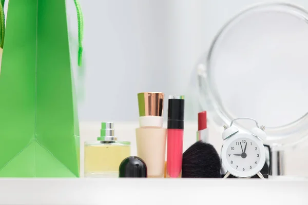 Einkaufstasche und Make-up-Set — Stockfoto