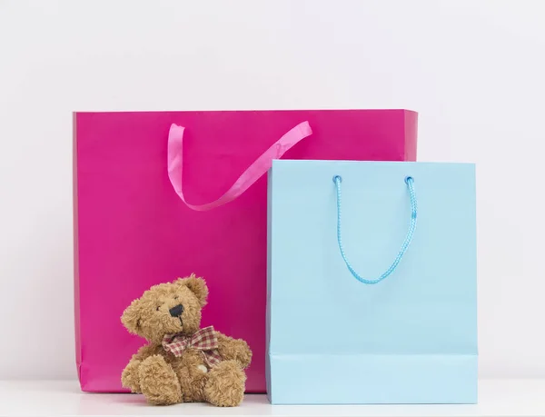 Bolsa de compras rosa y oso de peluche — Foto de Stock