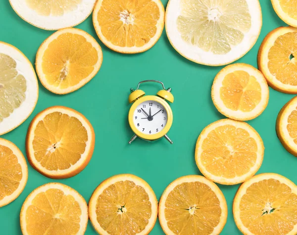 Sveglia e fette arancioni — Foto Stock