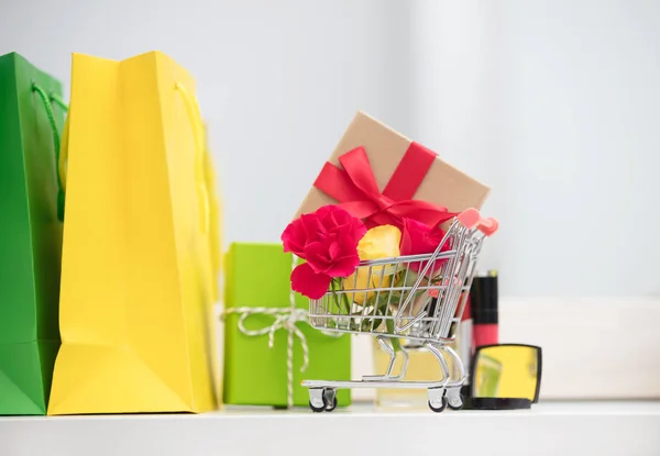 Shopping bags and make up set — Stock Photo, Image
