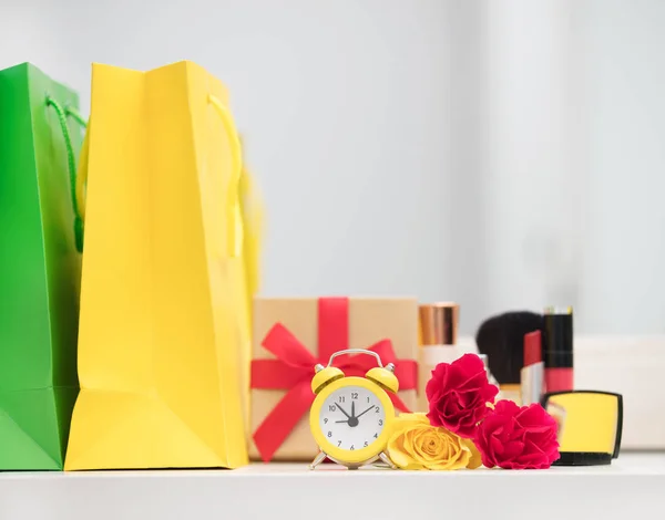 Bolsas de compras y maquillaje conjunto — Foto de Stock