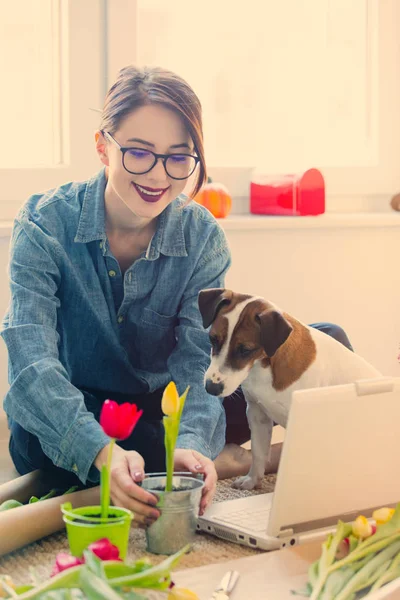 Junge Frau hält Topf mit Blume — Stockfoto