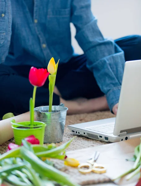 Woman sitting on the floor — Stock Photo, Image