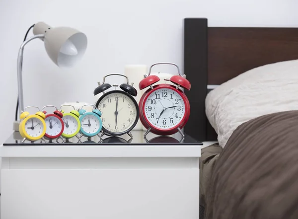 Tisch neben Bett im gemütlichen Schlafzimmer — Stockfoto