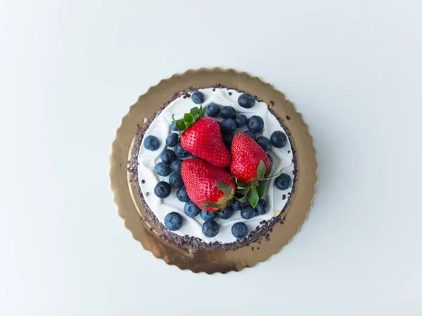 Cake with fresh strawberries and blueberries — Stock Photo, Image