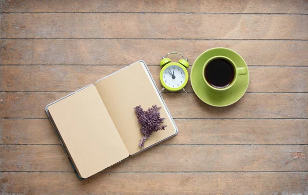 Cuaderno abierto con racimo de lavanda —  Fotos de Stock