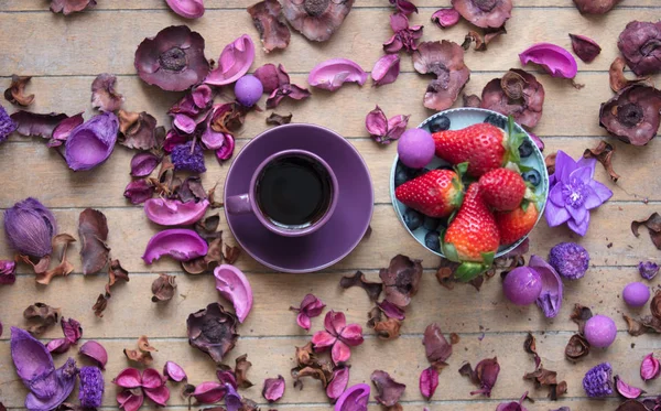 Taza de café y arándanos frescos y fresas —  Fotos de Stock