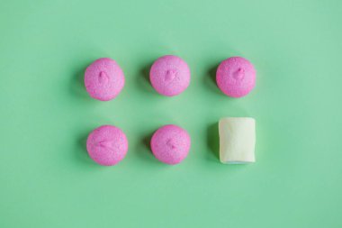 pembe ve sarı marshmallow