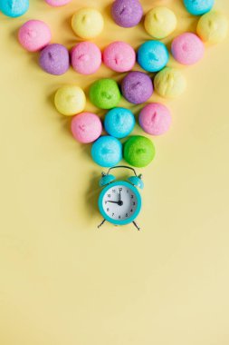 şekerleme ve çalar saat