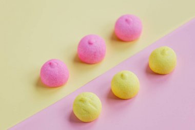 pembe ve sarı marshmallow