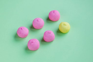 pembe ve sarı marshmallow