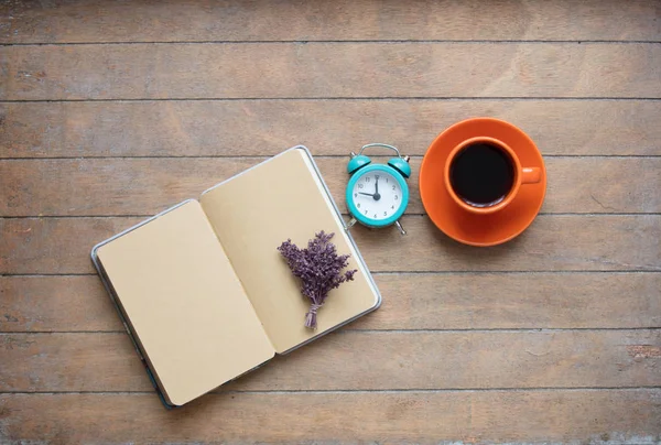 Notebook aberto e xícara de café — Fotografia de Stock