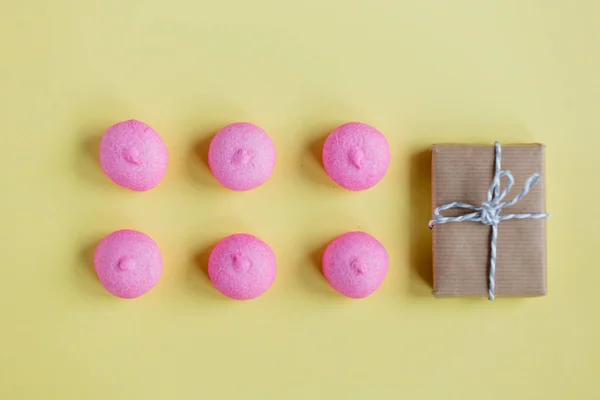 Roze marshmallows en cadeau — Stockfoto