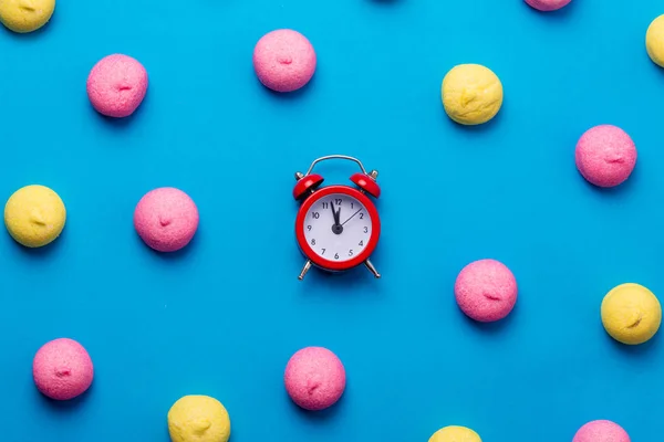 Marshmallows and alarm clock — Stock Photo, Image