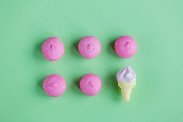 Marshmallows cor-de-rosa e gelado — Fotografia de Stock