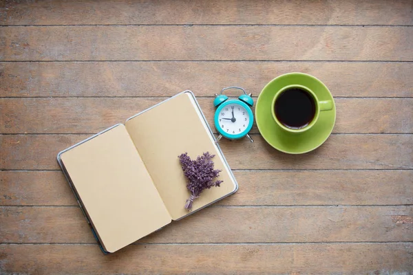 Notebook aberto e xícara de café — Fotografia de Stock