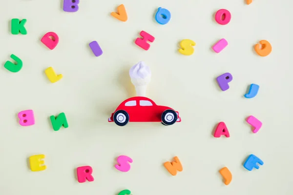Фото игрушки в форме автомобиля и красочные буквы на замечательном wh — стоковое фото