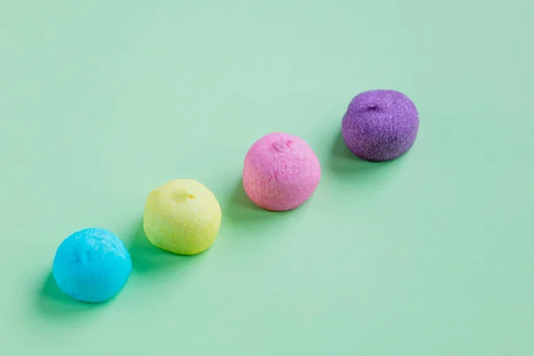 Photo of tasty colorful marshmallows  on the wonderful green bac — Stock Photo, Image