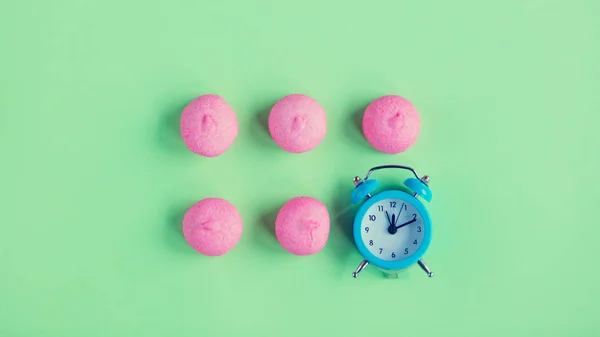 Foto de marshmallows rosa e despertador no gree maravilhoso — Fotografia de Stock
