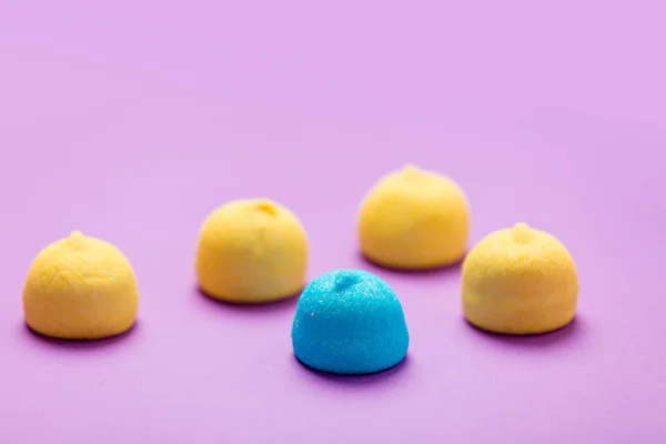 Foto de saborosos marshmallows coloridos no maravilhoso bac roxo — Fotografia de Stock