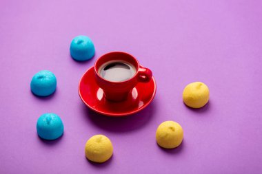 lezzetli renkli şekerleme ve kahve wo üzerinde fotoğrafı