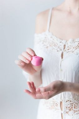 pembe krema harika w üzerinde tutan genç kadın fotoğrafı