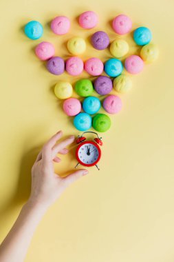  çalar saat şekerleme yakınındaki tutan el