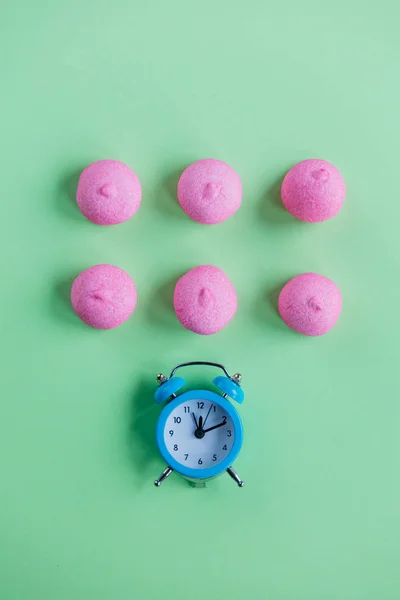 Marshmallows and alarm clock — Stock Photo, Image