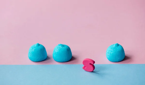 Marshmallows azuis e letra rosa — Fotografia de Stock
