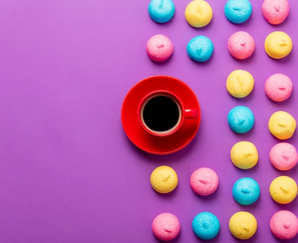 Malvaviscos de colores y taza de café —  Fotos de Stock