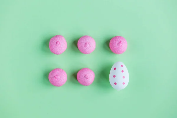 Foto de saborosos marshmallows rosa e ovo de Páscoa no maravilhoso — Fotografia de Stock
