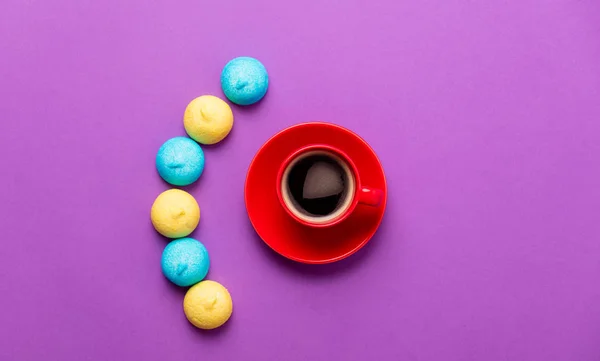 Foto de sabrosos malvaviscos de colores y taza de café en el wo — Foto de Stock