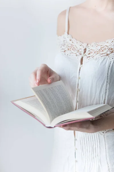 Mujer sosteniendo libro — Foto de Stock