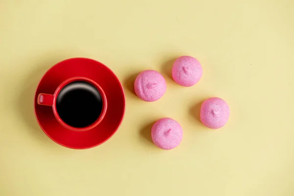 Foto de sabrosos malvaviscos rosados y taza de café en la maravilla — Foto de Stock