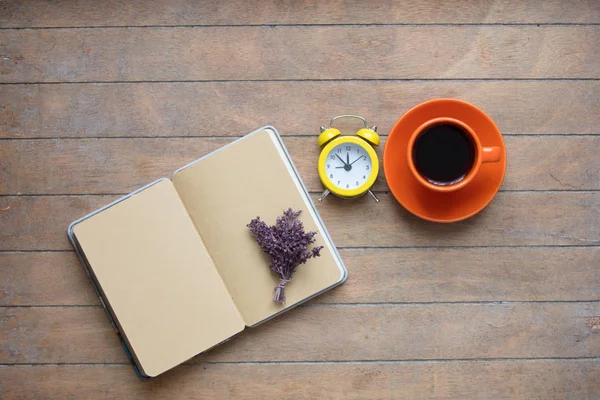 Notebook aberto e xícara de café — Fotografia de Stock