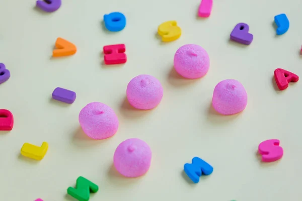 Marshmallows och färgglada bokstäver — Stockfoto