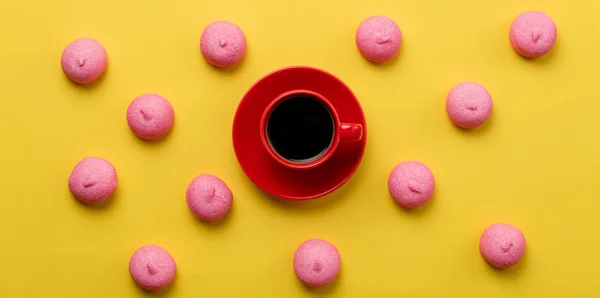 Foto van smakelijke roze marshmallows en kopje koffie op het wonder — Stockfoto