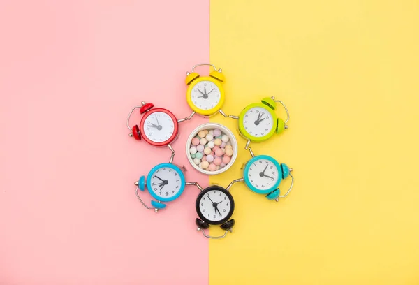 Foto de coloridos relojes de alarma y polvo en el maravilloso respaldo — Foto de Stock