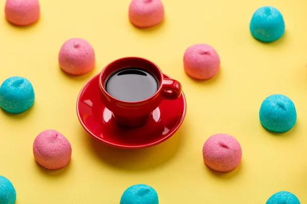 Kolorowe pianki i filiżankę kawy — Zdjęcie stockowe
