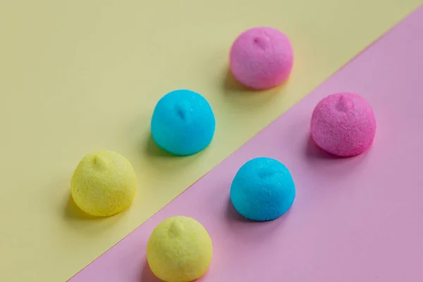Foto de saborosos marshmallows no maravilhoso fundo colorido — Fotografia de Stock